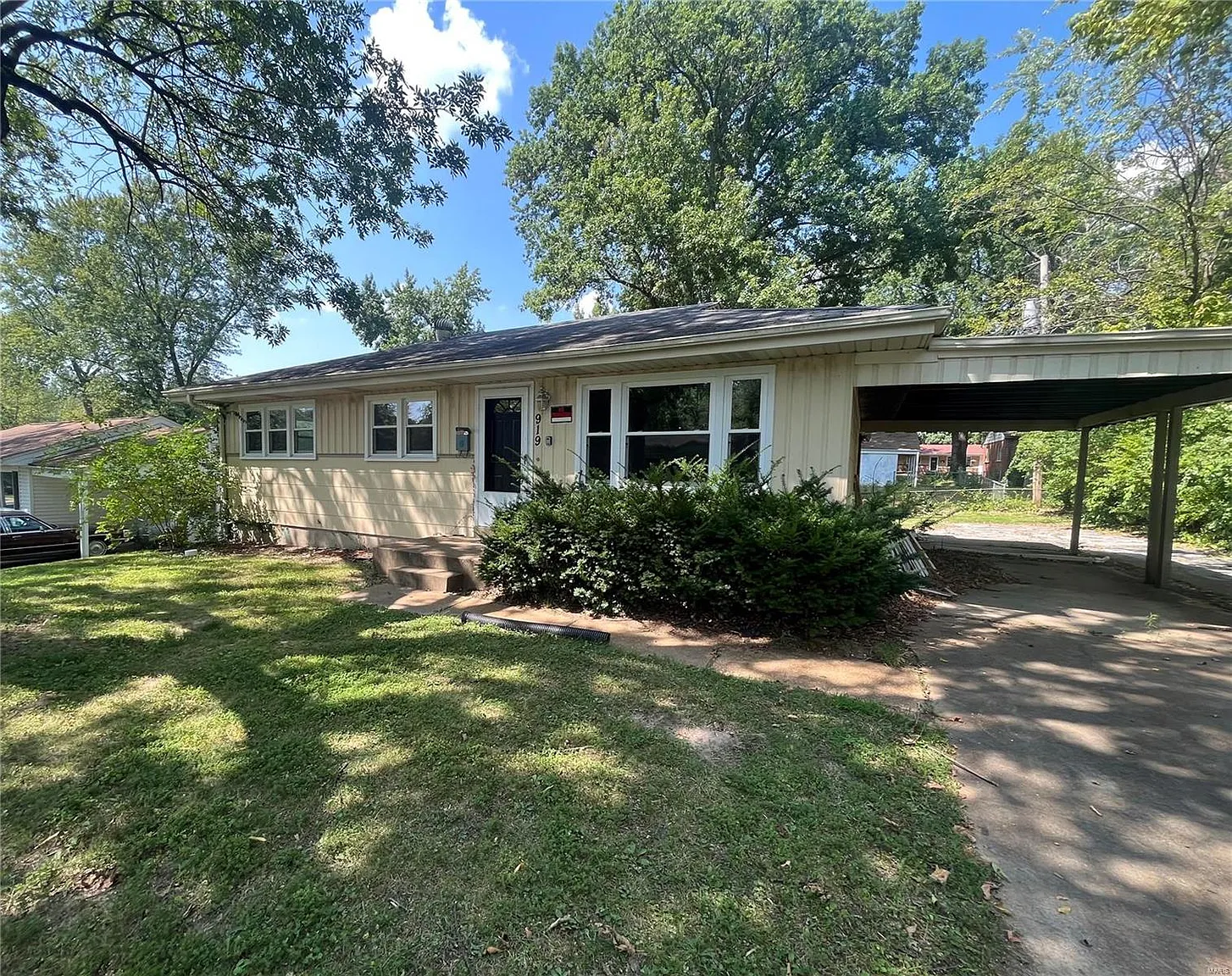 919 Hutton Pl photo 1