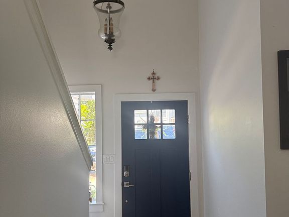 5th image of 422 Canterbury Ct NW