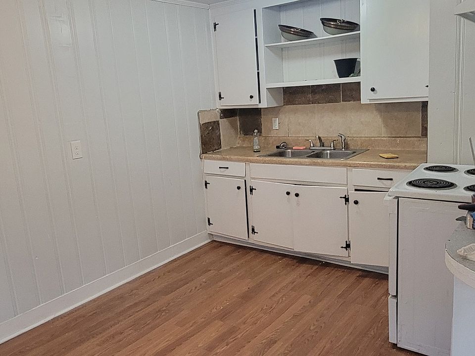 Large eat in Kitchen with full size appliances