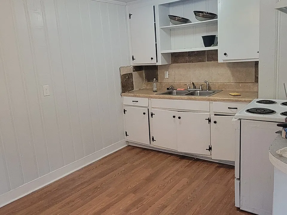 Large eat in Kitchen with full size appliances