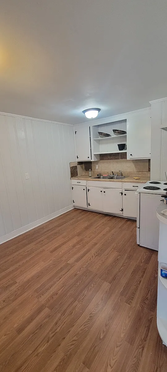 Large eat in Kitchen with full size appliances - 1917 Carlton St #1