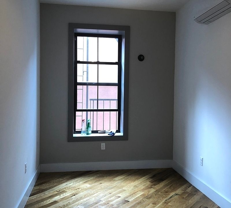 2nd image of 1402 Park Pl #2
