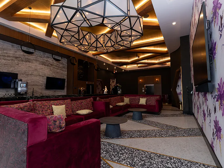 Mckenzie | Sky Lounge