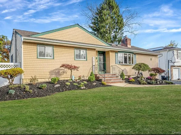 44 Lenox Street, Lindenhurst, NY 11757