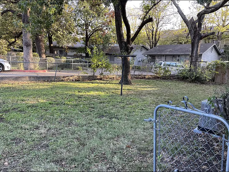 2300 W Hickory St — Photo 7