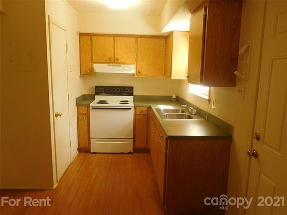 3rd image of 318 N Poplar St