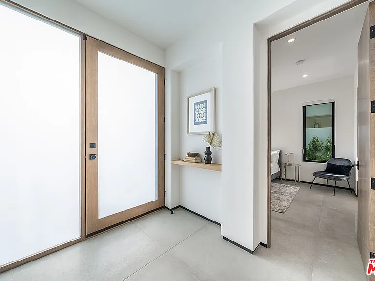 200 N Doheny Dr — Photo 23