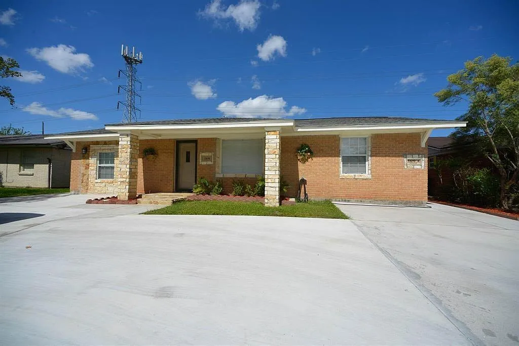 7 bed, 3.0 bath, 1285 sqft, $3,400 — Photo 2