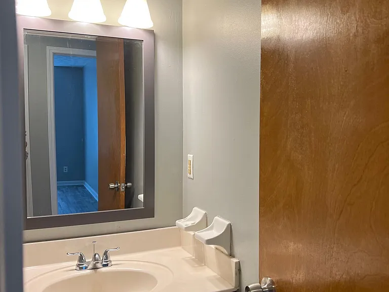695 Paris Dr — Photo 2