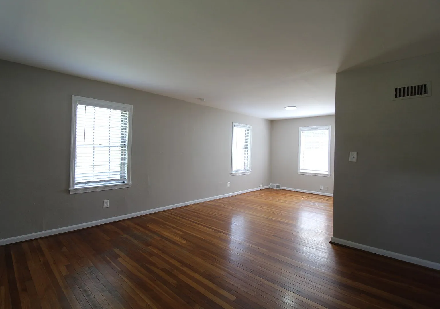 October FREE On This 2 Bedroom 1 Bath Duplex In The Waldo Area — Photo 2