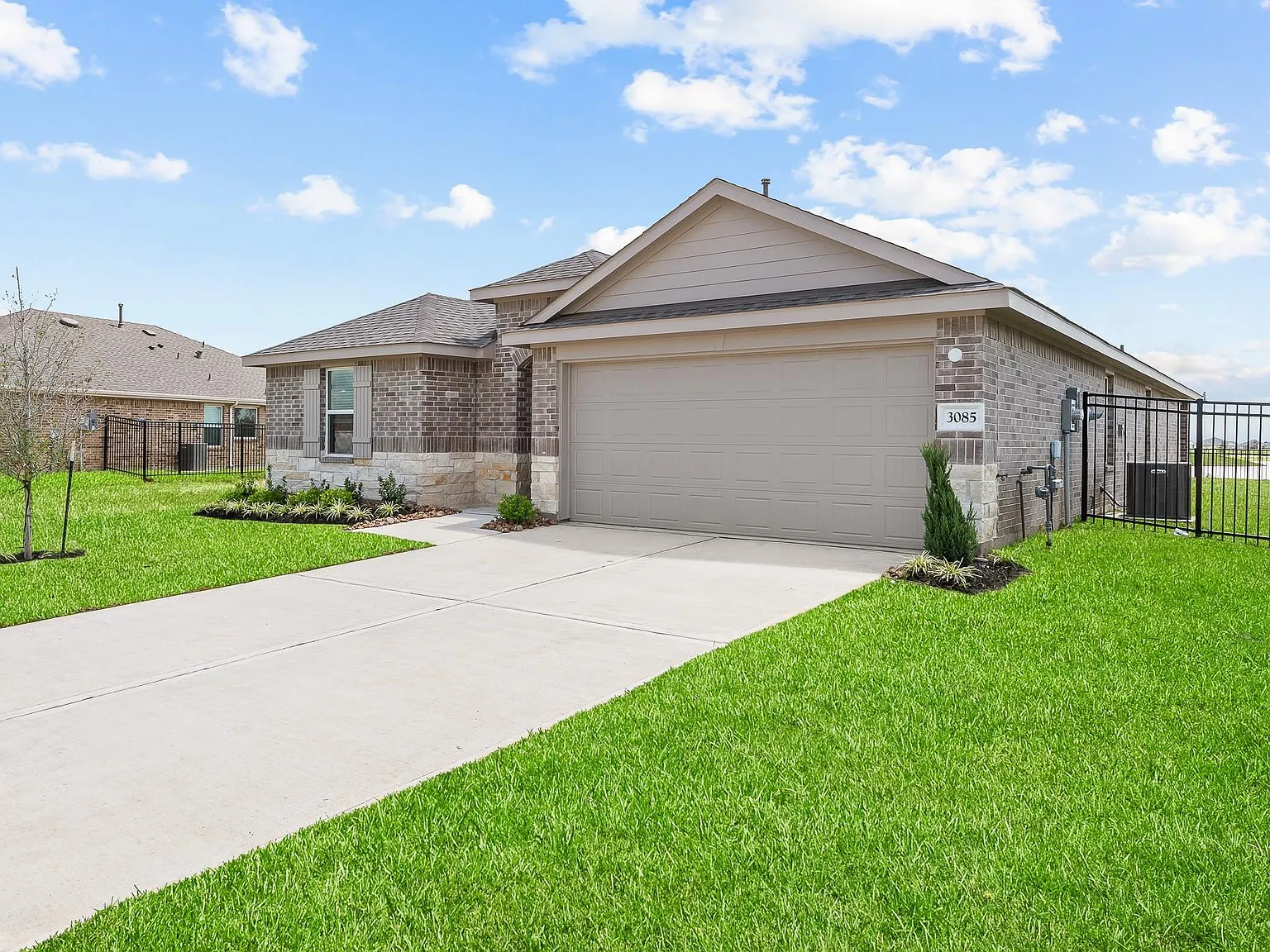 4 bed, 2.0 bath, 2094 sqft, $3,199 — Photo 4