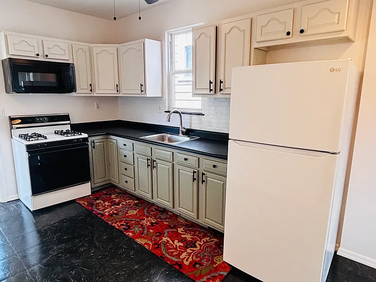 547 Parker St — Photo 7