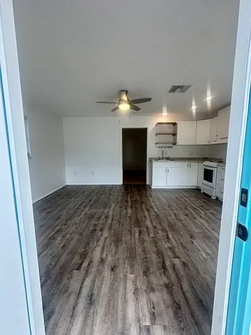 135 6th Ave N #5 — Photo 4