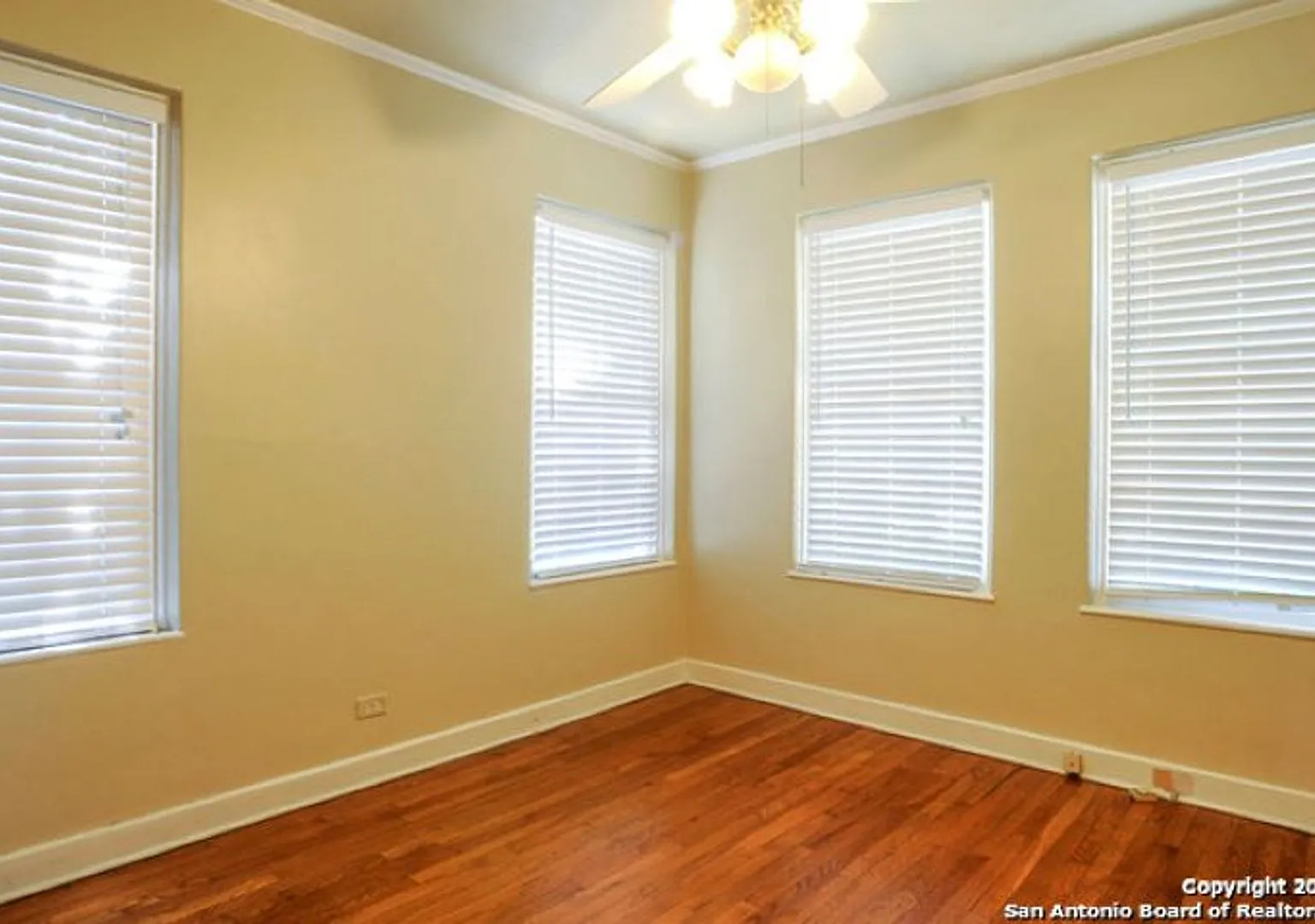 2 Bedroom/1 Bath Alamo Heights Subdivision — Photo 3