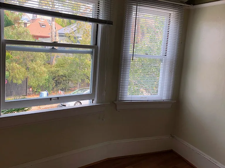 2034 Essex St #UPPER — Photo 6