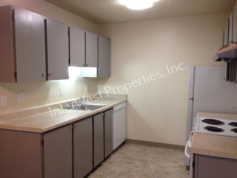 1010-1040 W Powell Blvd — Photo 3