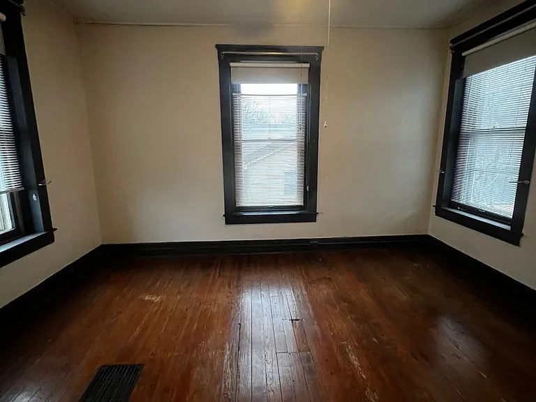 1327 E Washington St — Photo 25