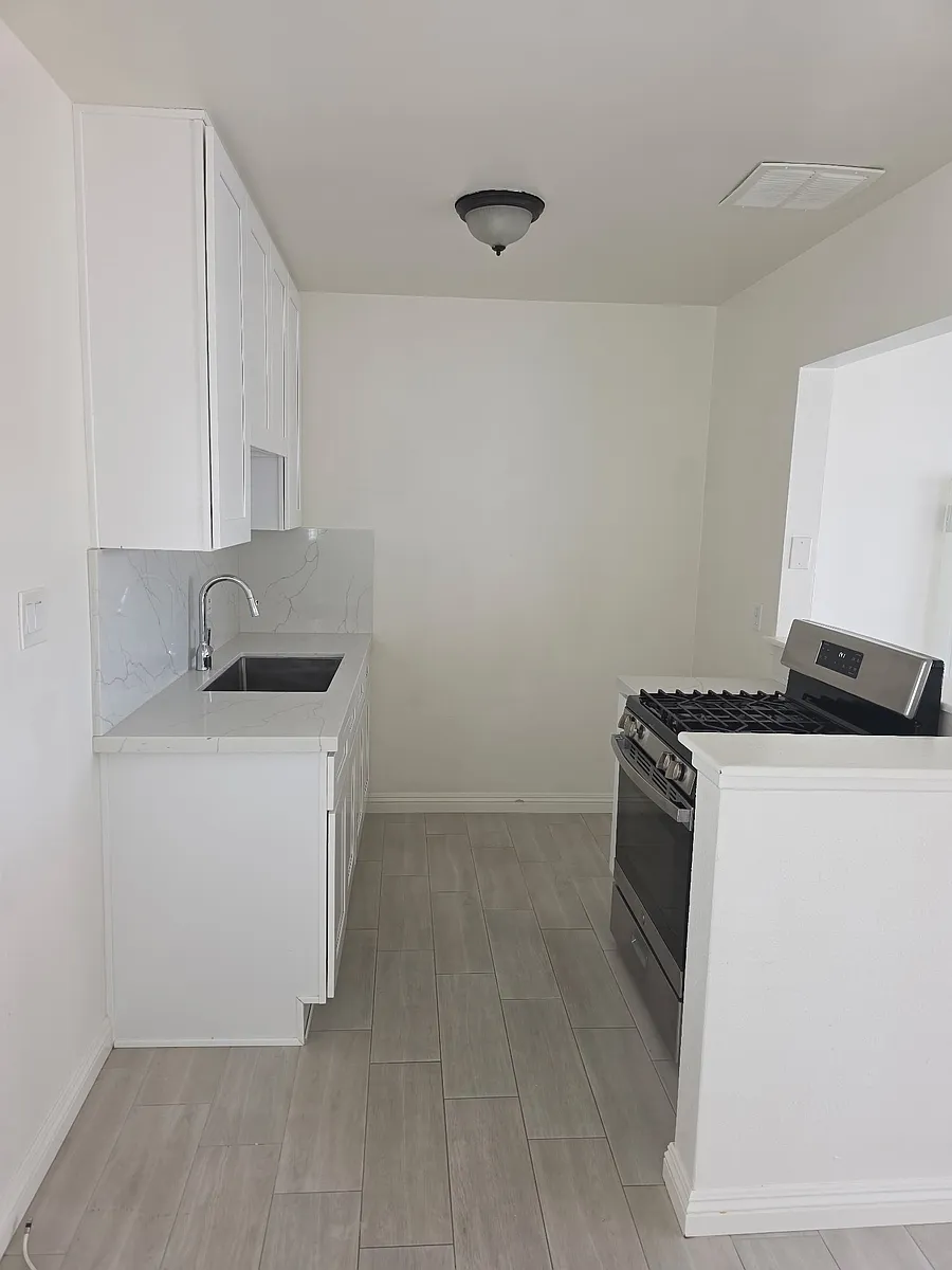 Building Photo - 218 W Wilson Ave #8