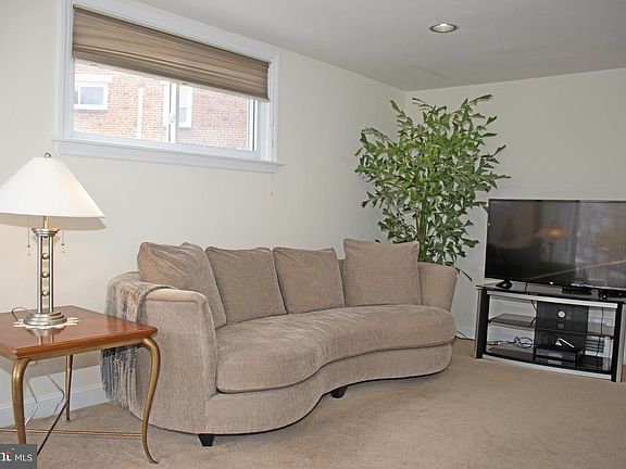 4th image of 858 Fairfax Rd