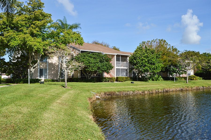 Front of Condo w/Lake Views