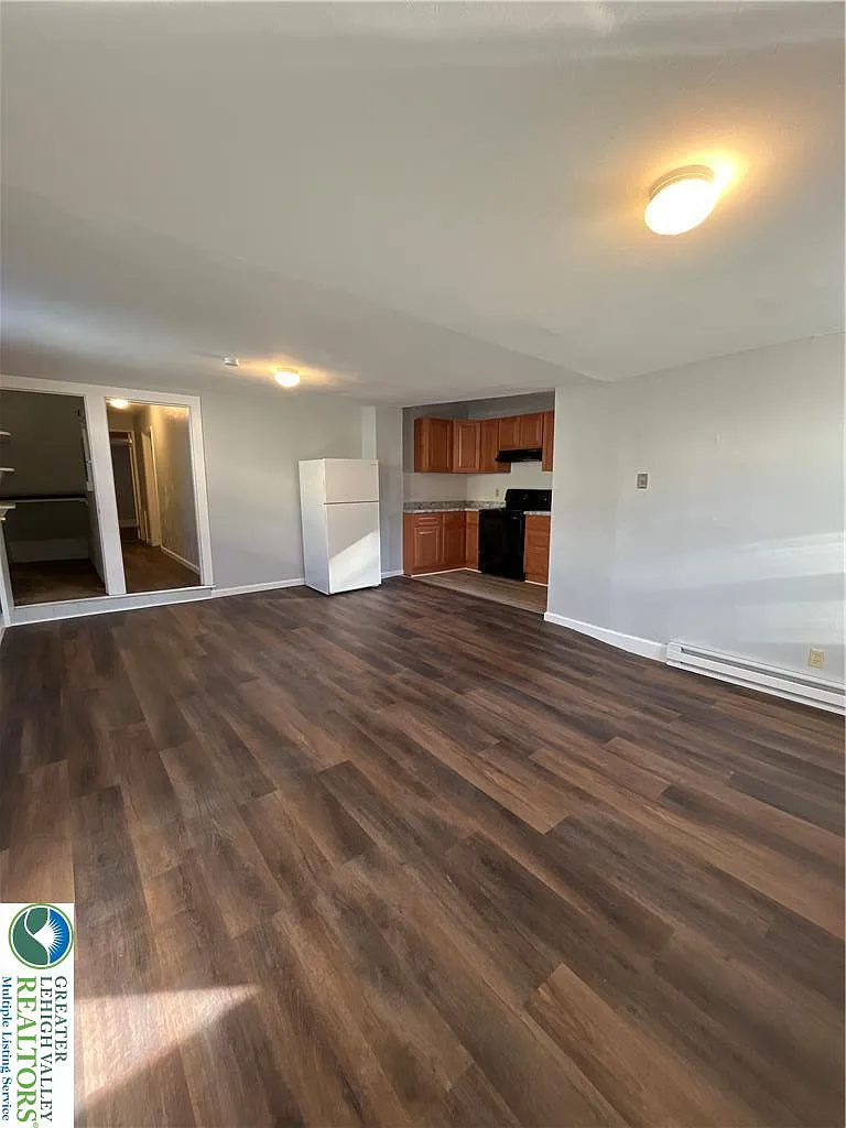 1 bed, 1.0 bath, 610 sqft, $895 — Photo 2