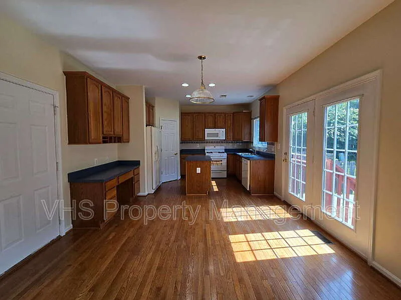 3 bed, 3.5 bath, 1752 sqft, $2,400 — Photo 2
