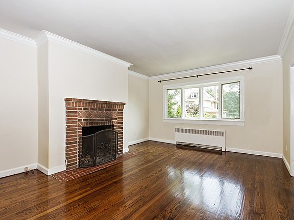 3rd image of 2 Park Cir