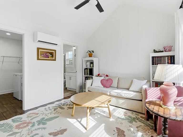 318 Cottage Ct — Photo 8