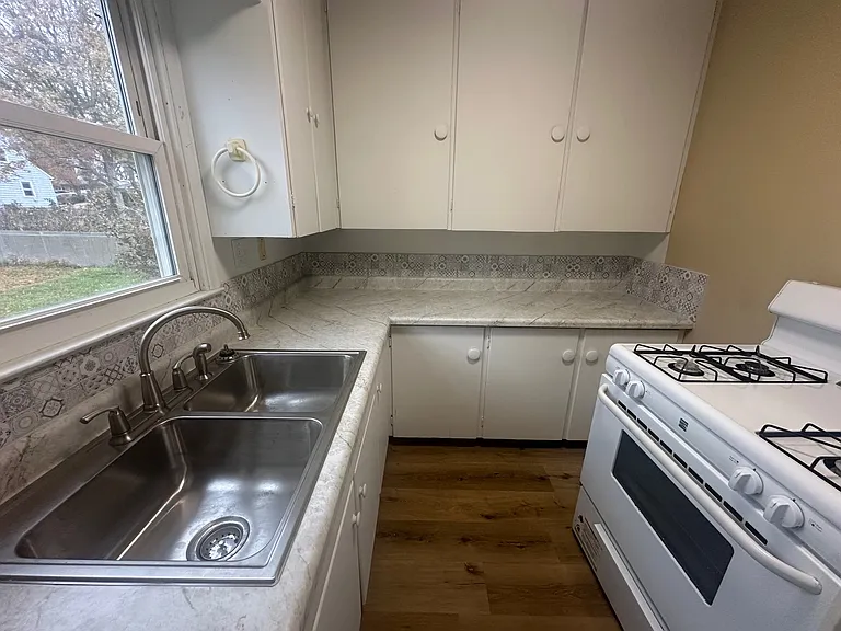 1519 Douglas Ave — Photo 5