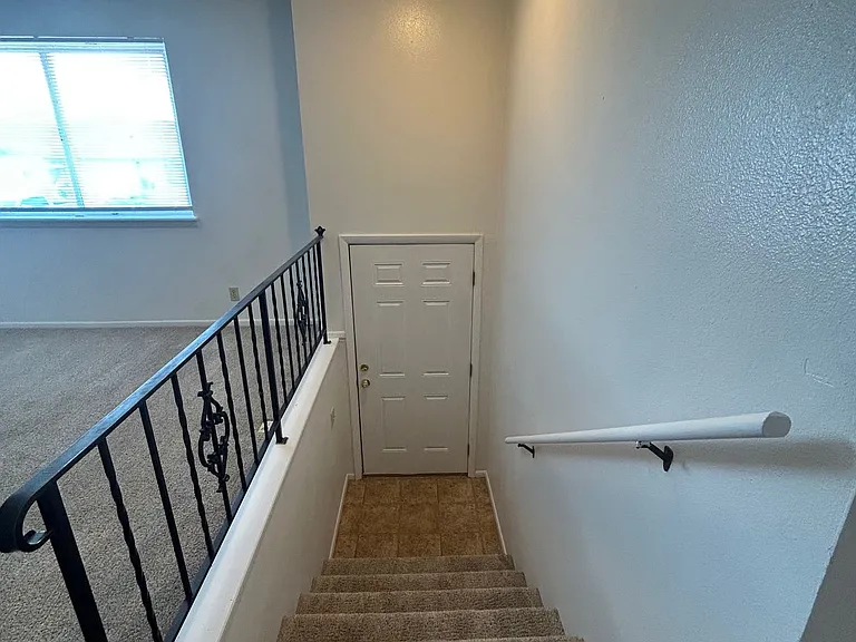 Main 819 S — Photo 27