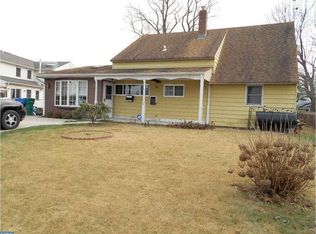 16 Honeysuckle Ln, Levittown, PA