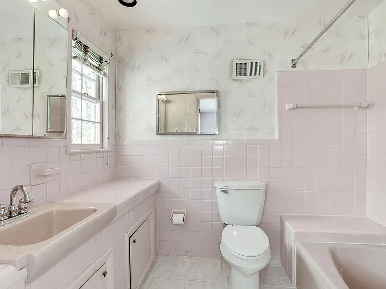 1429 Laburnum St — Photo 12