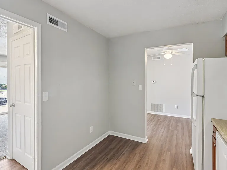 Castleton Manor Apartments — Photo 37