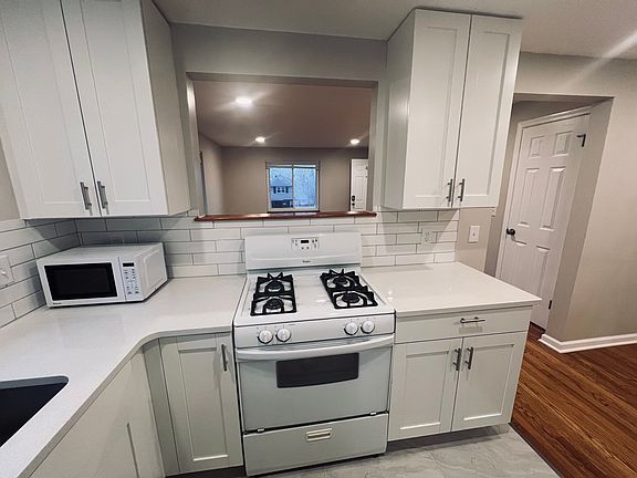 5th image of 4400 Raceview Ave #4