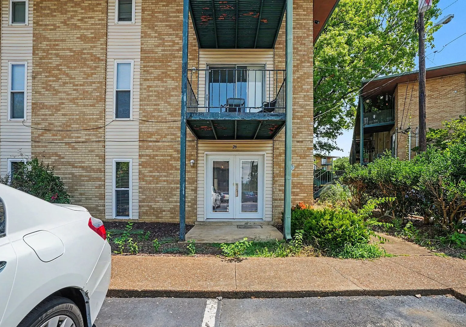 555 N Dupont Ave — Photo 2