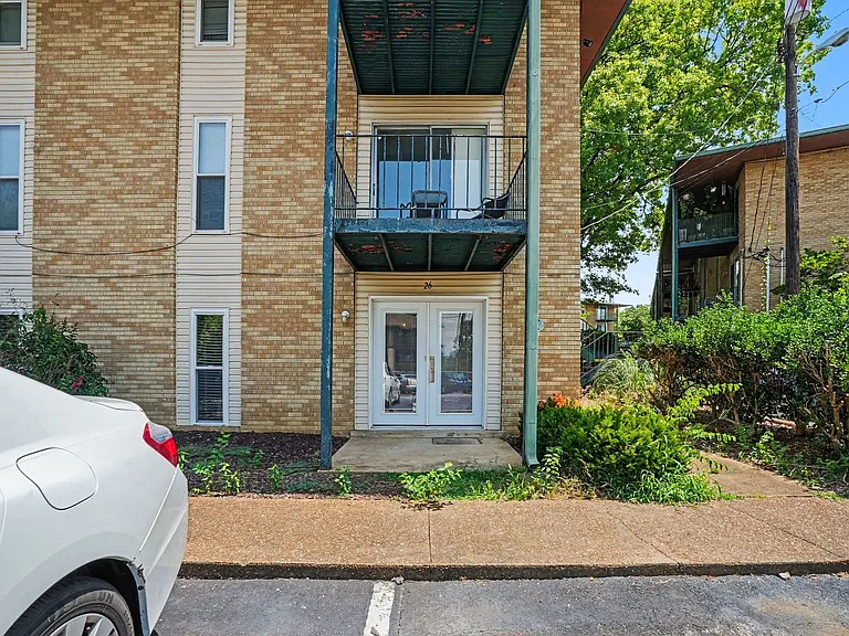555 N Dupont Ave #B-26 — Photo 2