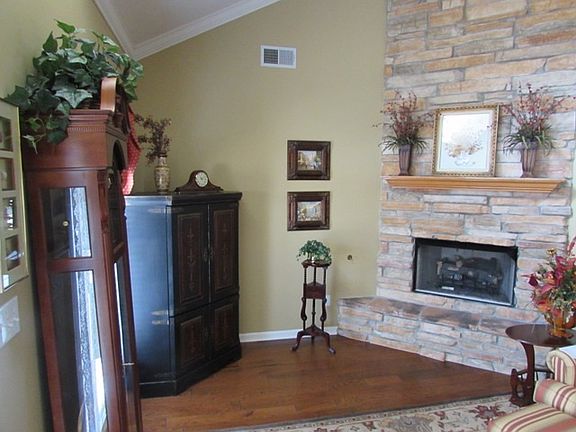4th image of 904 Twin Oaks St