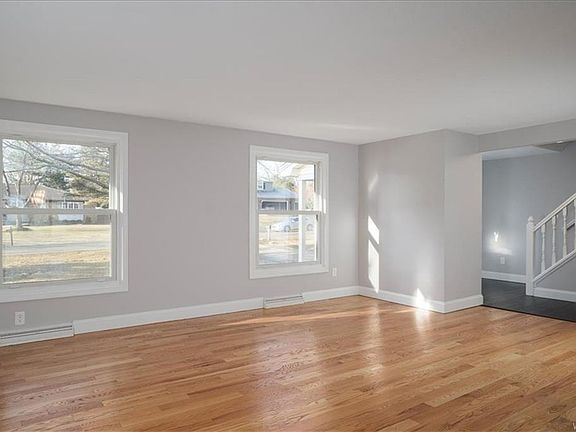 3rd image of 131 Rolling Green Ln