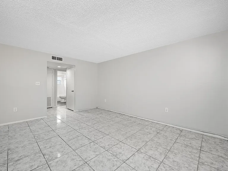 1767 Leo Ln S — Photo 5