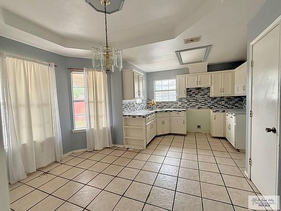 5th image of 634 Rey Salomon St