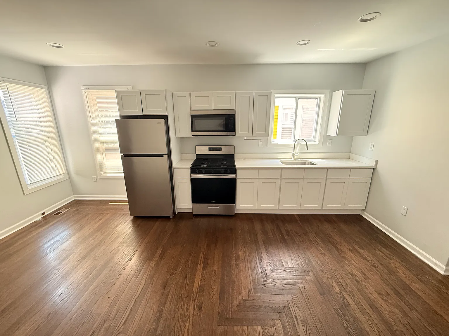 3 bed, 1000 sqft, $2,600 — Photo 2