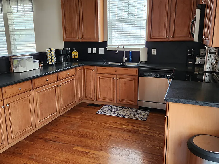 KITCHEN WITH PULL OUT SHELVES