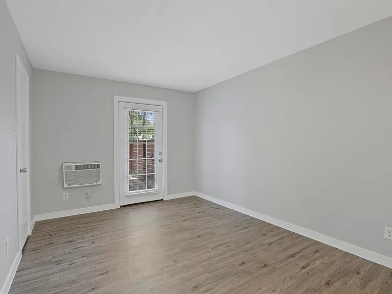 Oak Street Flats: Ranch Style Fully Remodeled Come Check Us Out — Photo 25