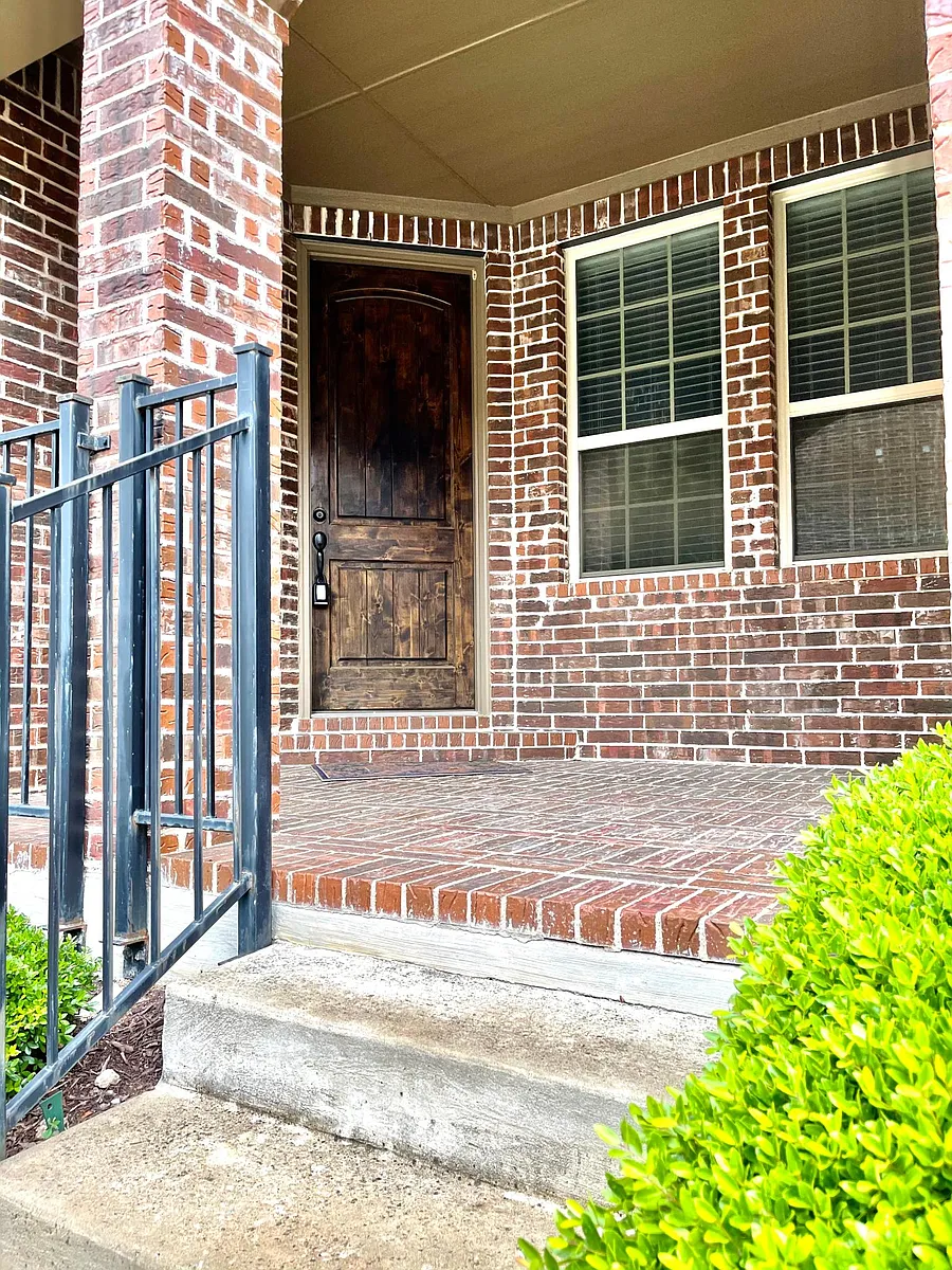 Building Photo - 2713 Troutt Dr