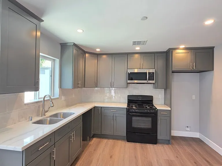 8154 Potter Ave — Photo 3