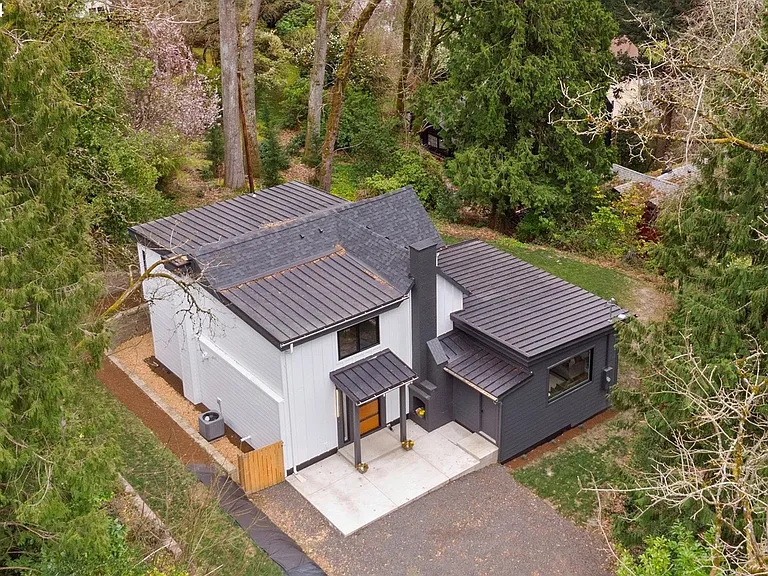 1403 SW Broadway Dr — Photo 2