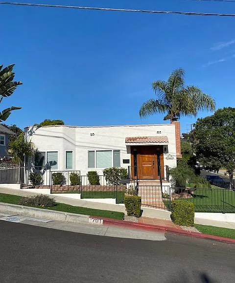 701 W Mariposa Ave — Photo 1
