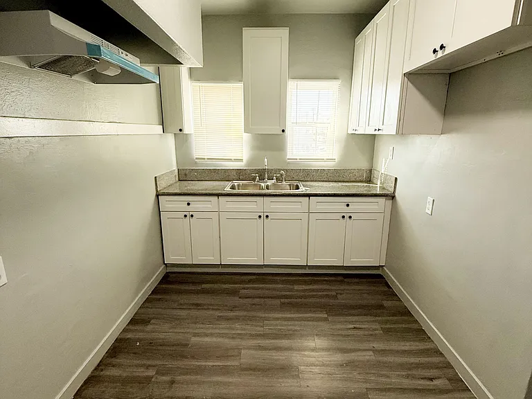 404 N Fries Ave — Photo 1