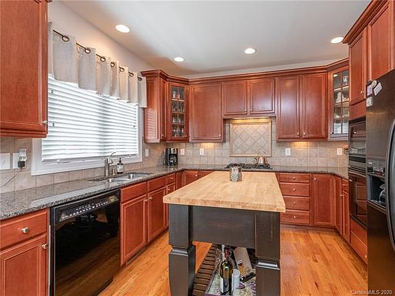 5th image of 711 Ashgrove Ln
