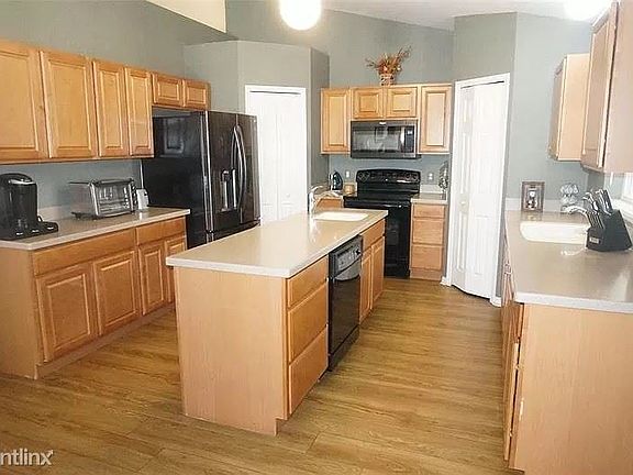 4th image of 1080 Roberta Rd